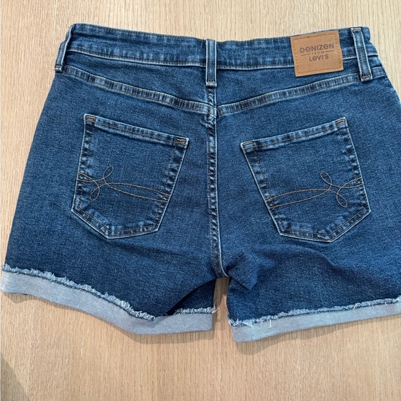Levis cuffed shorts size 4 in great condition! - Picture 2 of 3